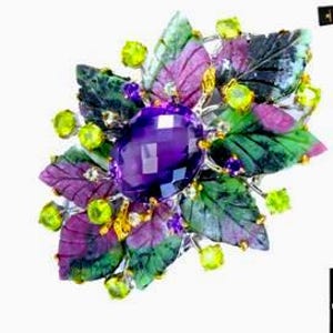 Pulseira artesanal de 9 cm de largura e 6 cm de comprimento com pedras de 22 x 17 mm de ametista natural, peridoto, água-marinha e rubi zoisita esculpido. Prata de lei 925.