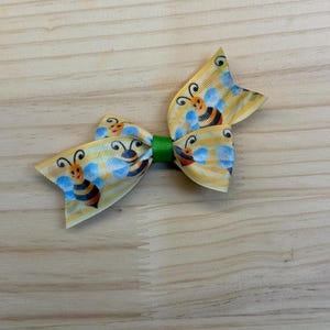 Small bumblebee bow, Yellow bee hair clip, Baby girl bow, Toddler spring bow, Cute insect hair bow, Bee themed hair accessory, Simple bow