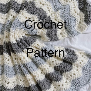 Può includere: Uno schema all'uncinetto per una coperta con strisce alternate di filato bianco e grigio. Lo schema si chiama "Crochet Pattern".