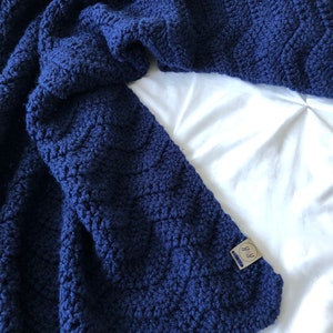 Crochet baby blanket - Navy blue crochet baby blanket - baby afghan - ripple blanket - navy blanket - baby shower gift, newborn