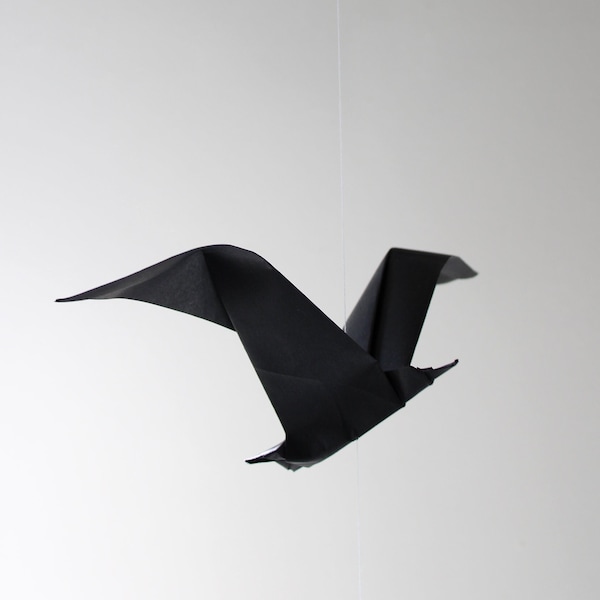 Suspension décorative origami // Mouette noire origami, boules de laine feutrée, perle, et pompon gland  // Petite série