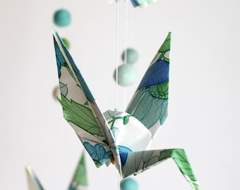 Móvil de grullas y estrellas de origami y bolas de fieltro de lana // En tonos verdes, azules y blancos. Pieza única.