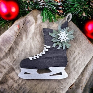 Visco e Holly Hockey Skate Enfeite de Natal SVG Download digital para Glowforge ou Laser -Não é um item físico Leia a descrição do item
