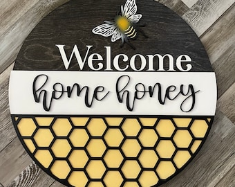 Letrero de puerta "Bienvenido a casa, cariño", SVG, descarga digital para Glowforge o láser, redondo de 18", NO es un artículo físico.