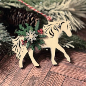 Mistelzweig und Holly Pferd Weihnachtsverzierung SVG Digital Download für Glowforge oder Laser -Kein Physisches Objekt Artikelbeschreibung lesen