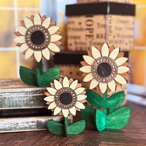 3D Girasol Trio Shelf Sitters SVG Descarga digital para Glowforge o láser SOLO para material de 1/8", no es un artículo físico Leer descripción del artículo