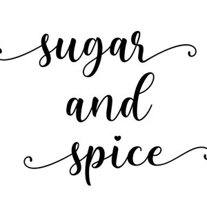 Puede incluir: Texto en caligraf&iacute;a en blanco y negro que dice "sugar and spice".
