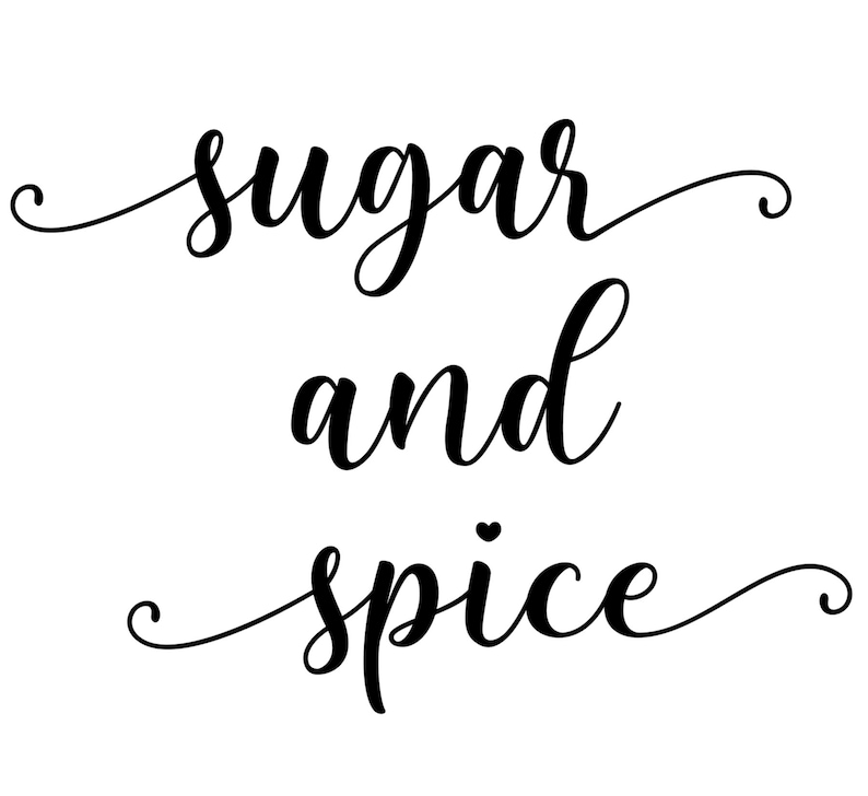 Puede incluir: Texto en caligraf&iacute;a en blanco y negro que dice "sugar and spice".