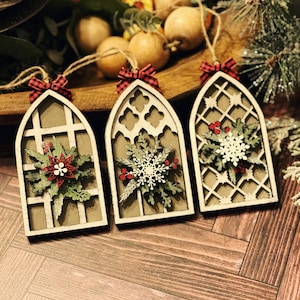 Conjunto de 3 enfeites de janela de igreja com visco e azevinho SVG para download digital para Glowforge ou Laser - Não é um item físico Leia a descrição do item