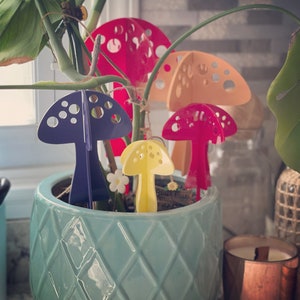 Juego de estacas de plantas y jardines de hongos 3D de 5 Descarga digital SVG para Glowforge o láser para material de 1/8 ”No es un artículo físico