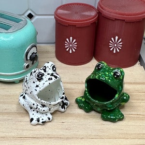 1:6 Scale Miniverse Scale Retro Pottery Sponge Frog