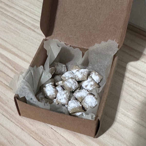 1:6 Scale New Orleans Style Beignets