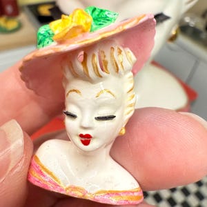 Miniature Vintage Lady Head Vase – 1:6 Scale Dollhouse Decor – Retro Glam Figurine