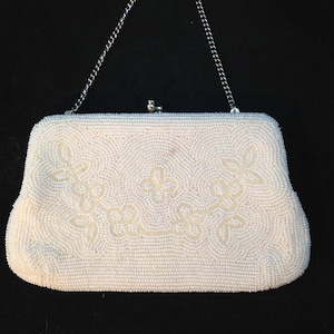 Cartera de noche vintage con cuentas blancas, interior de satén y cadena pequeña 04474