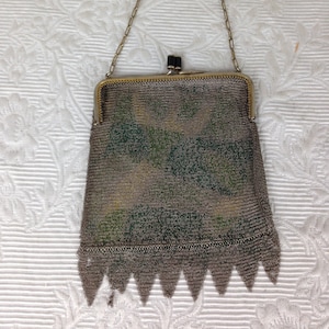 Monedero de malla de estilo antiguo, de gran calidad, con patrón pintado descolorido. NECESITA REPARACIÓN, 5 3/4 x 4 1/2 pulgadas, 03679