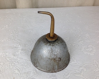 Aceitera antigua con bomba de pulgar y pico pintado de Eagle, de hojalata, de 5 1/2 pulgadas de alto y 4 1/2 pulgadas de ancho 04776