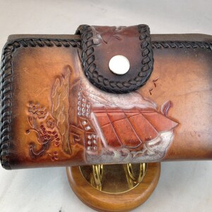 Cartera de cuero hecha a mano para mujer, de temática asiática, con 8 bolsillos y porta chequera, tamaño 7 1/2 x 4 1/4, 03932