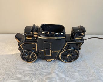 Consola o lámpara de TV de carruaje o diligencia antigua con jardinera negra con detalles dorados, en perfecto estado de funcionamiento 04657