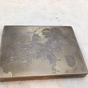 Étui à cigarettes vintage en alpacca Hoka plaqué argent avec carte des Pays-Bas 04241