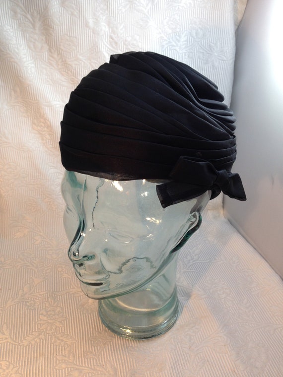 Vintage Black Cloche Style Women's Hat with a Tur… - image 1