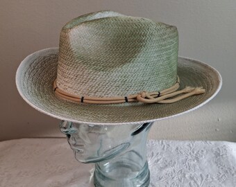 Chapeau de paille générique vintage de style Panama vaporisé de peinture dorée sans étiquette de fabricant 04923