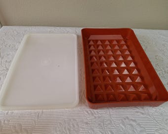Contenitore vintage TUPPERWARE 1292 per alimenti, ideale per hot dog, pancetta o salumi, colore rosso paprika, codice 05315.