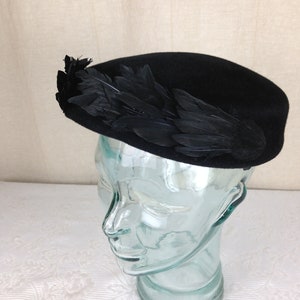 Vintage 1950s Gene Doris New York Black Velvet Fascinator Veiled Hat w/Feathers Vintage 1950s Gene Doris New York Blush Satin Turban  main image 2