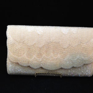 Bolso de hombro vintage La Regale de satén blanco con abalorios de cristal 04381