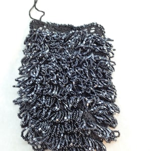 Bolso de mano o de mendigo estilo retículo de cuentas negras vintage de 6 1/2 pulgadas de alto con cierre de cordón 04232