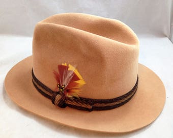 Sombrero Fedora Stetson Sovereign vintage en color camello con banda trenzada de dos tonos y plumas multicolor, talla 6 7/8 04158