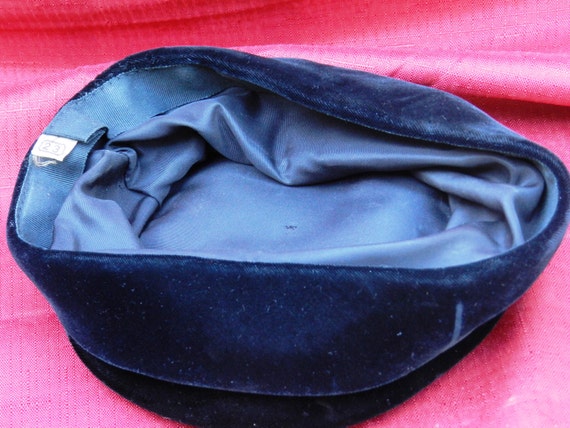 Vintage Women's Black Velour Pillbox Style Hat   … - image 3
