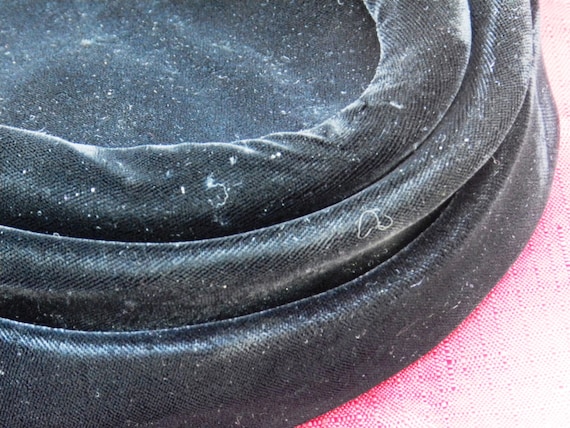Vintage Women's Black Velour Pillbox Style Hat   … - image 4