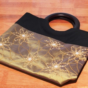 Cartera de estilo asiático de tela 100 % seda con asas de madera y diseño floral con cuentas 03506