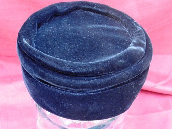 Vintage Women's Black Velour Pillbox Style Hat   … - image 2