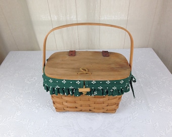 Longaberger Korb mit Leder klappbarem Holzdeckel und Holzverschluss, Holzgelenkgriff mit Stoffeinlage 10 1/2 mal 6 1/8 04762