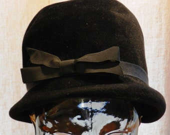 Vintage Black Cloche Style Women's Hat Peach Bloom Velour Union Made     03555