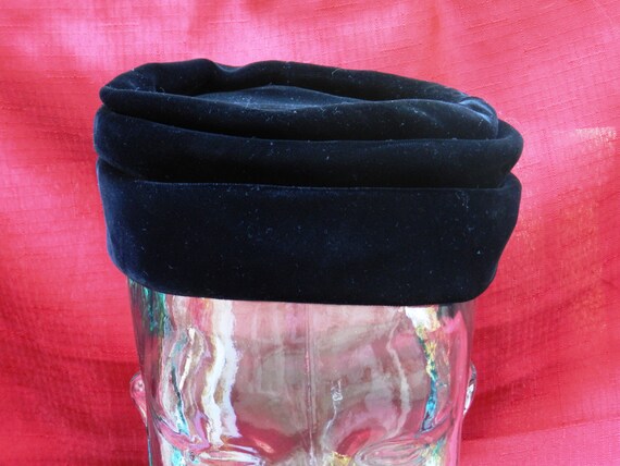 Vintage Women's Black Velour Pillbox Style Hat   … - image 1