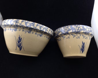 Un par de cuencos para mezclar Roseville Ransbottom de 6 y 9 pulgadas 04433