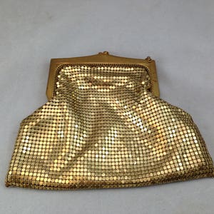 Bolso vintage de malla dorada Whiting and Davis de 5 3/8 x 6 pulgadas, sin asa de cadena 03934