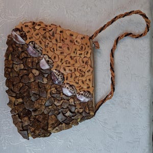 Monedero vintage de coco y conchas marinas con asa de cuentas de madera fabricado en Filipinas. 04910