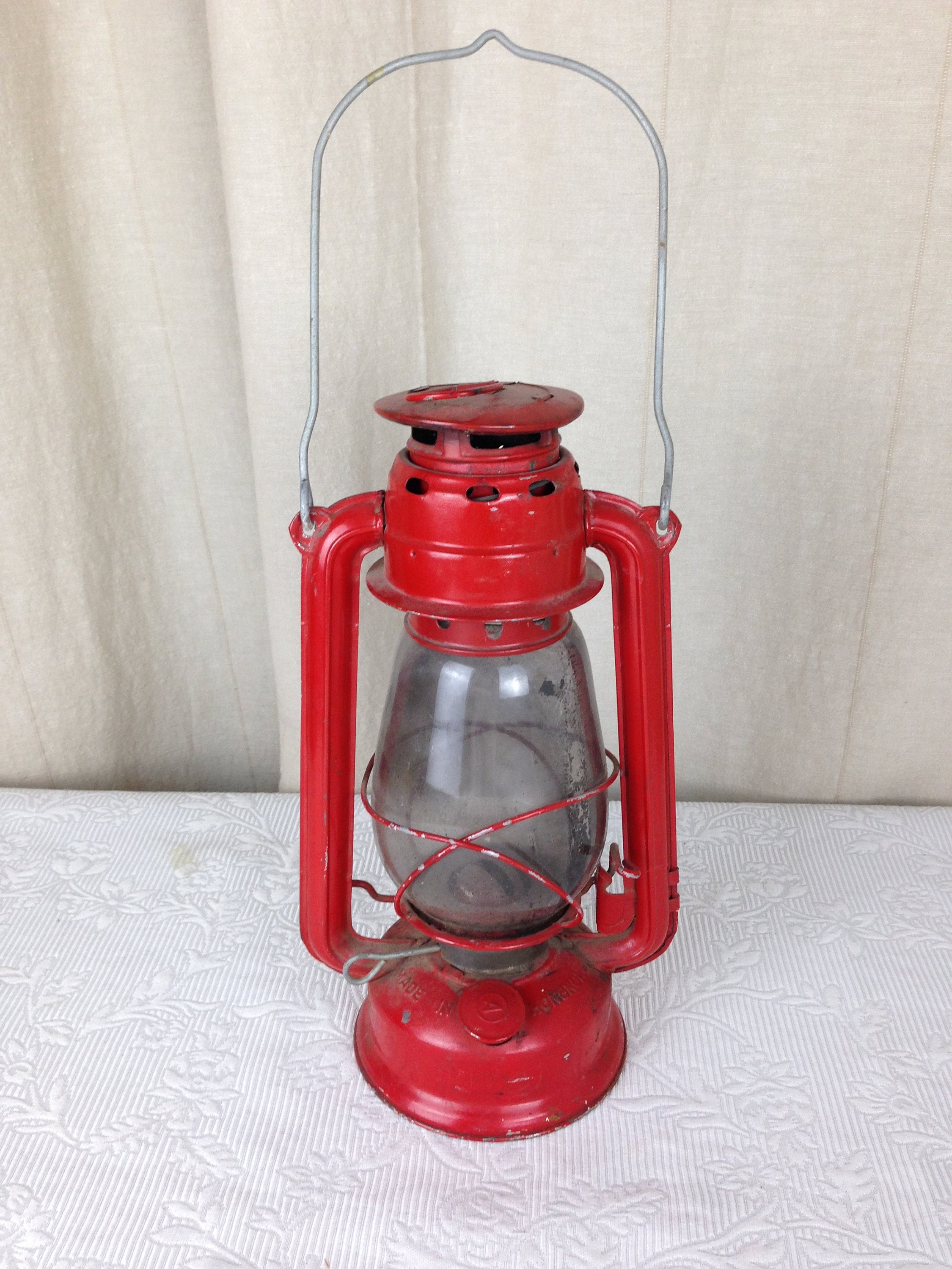 Vintage World Light Mfg. Co. Globe Brand Lantern Model No. 707 Red