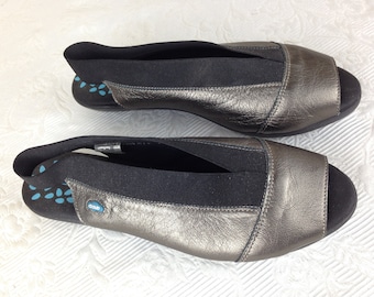 1 Pair Lightly Used Women's Shoes Called Cloud Open Toed Size 39 or Women's 8 1/2 Made in Portugal   03281