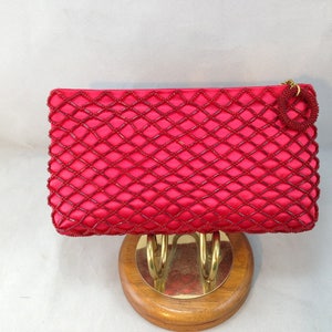 赤いサテンと交差するビーズ模様の 7 x 4 インチ クラッチ スタイル 財布 03956