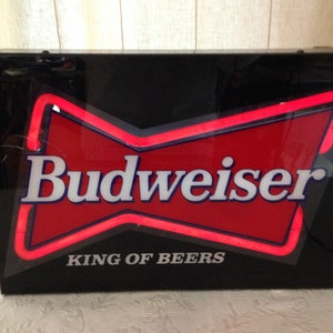 Néon publicitaire vintage Budweiser rouge et blanc à l'intérieur du boîtier en état de fonctionnement 05005