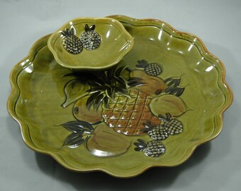 Bandeja de fiesta vintage de Los Angeles Potteries con diseño de tiki y piña en color verde oliva, tamaño 12 1/2 pulgadas, 05079