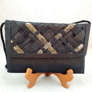 Bolso de mano estilo clutch con diseño de disco de metal dorado y satén negro de Whiting and Davis 04313