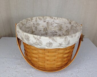 Vintage großer runder Longaberger Korb 13 Zoll breit und steht 8 1/2 Zoll hoch mit Klappgriff, Stoff und Kunststoffzwischenlage 05176