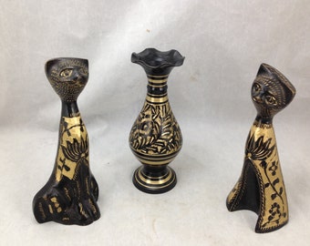 Juego decorativo vintage de 2 gatos con jarrón a juego de latón fundido negro con baño negro y detalles grabados 04335