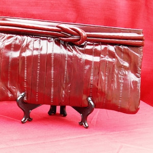 Cartera estilo clutch vintage de piel de anguila en color burdeos 04400