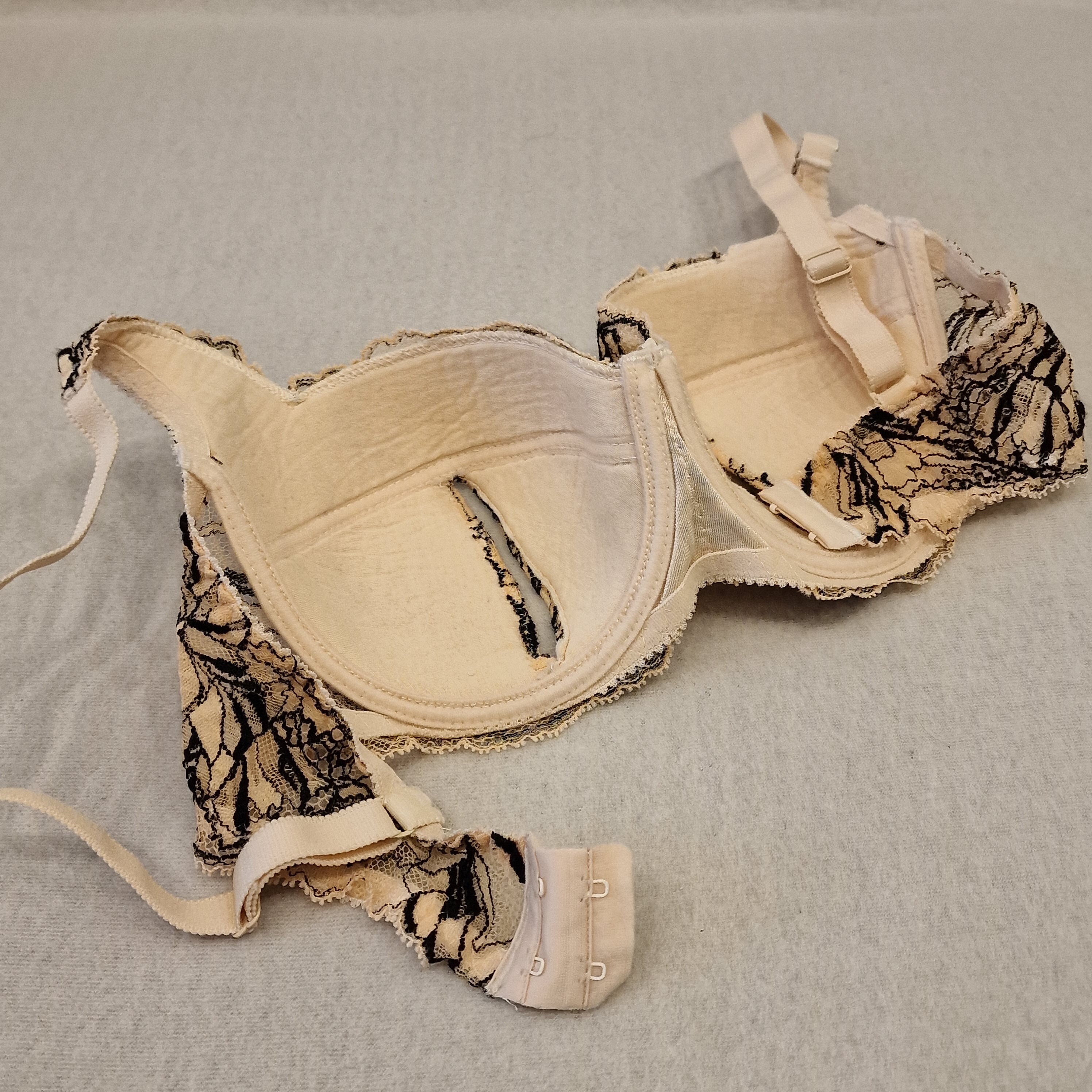 カップレス　乳首 